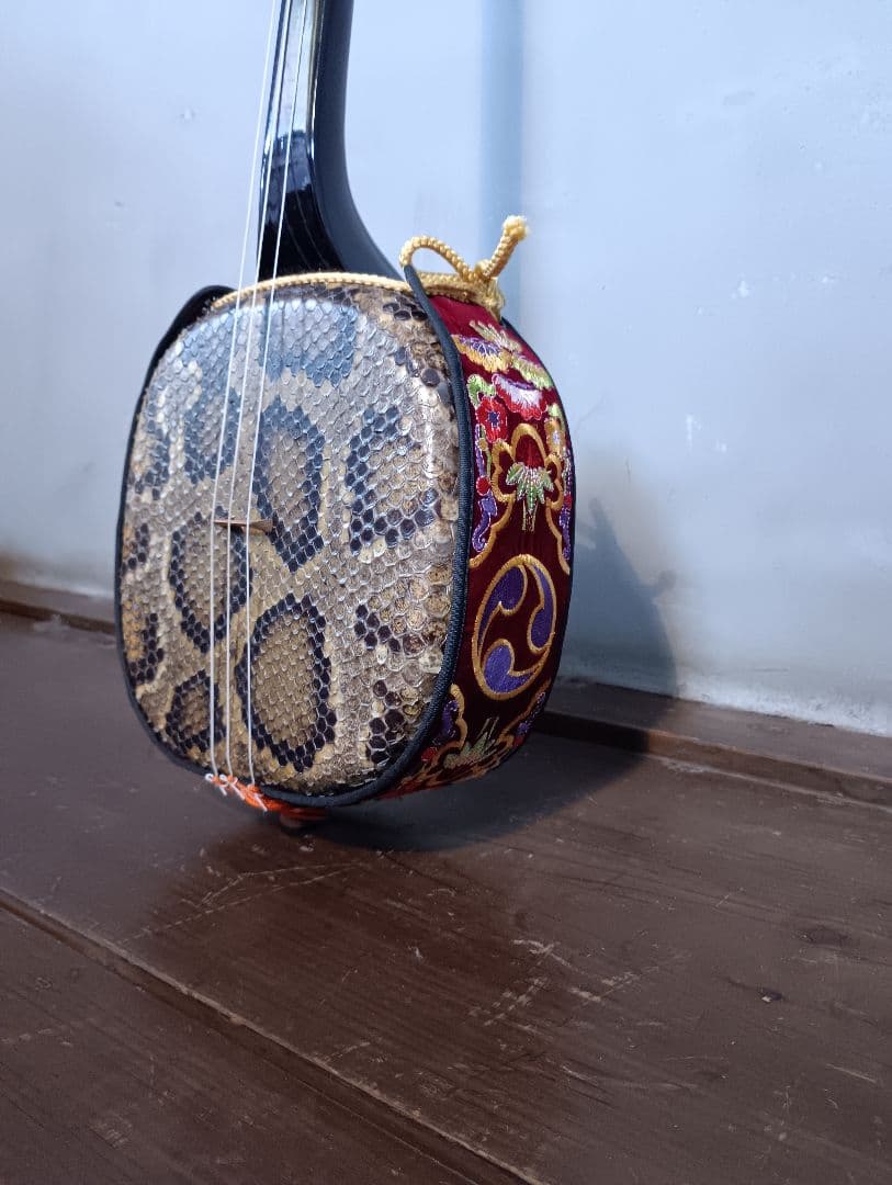 沖縄 三線 本体 ケース付 蛇皮 胴巻uティーガー付