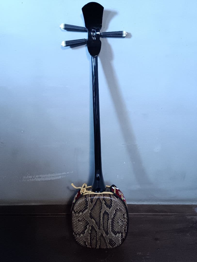 沖縄 三線 本体 ケース付 蛇皮 胴巻uティーガー付