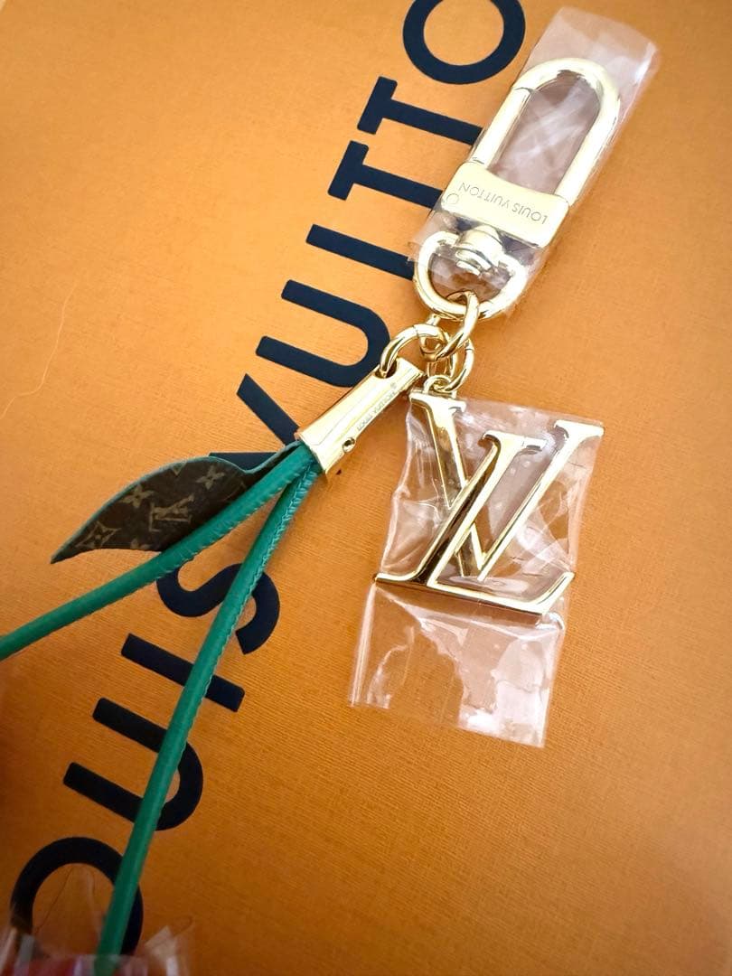 新品未使用♪ 第3章LV × TM バッグチャーム・チェリー M02476 - メルカリ