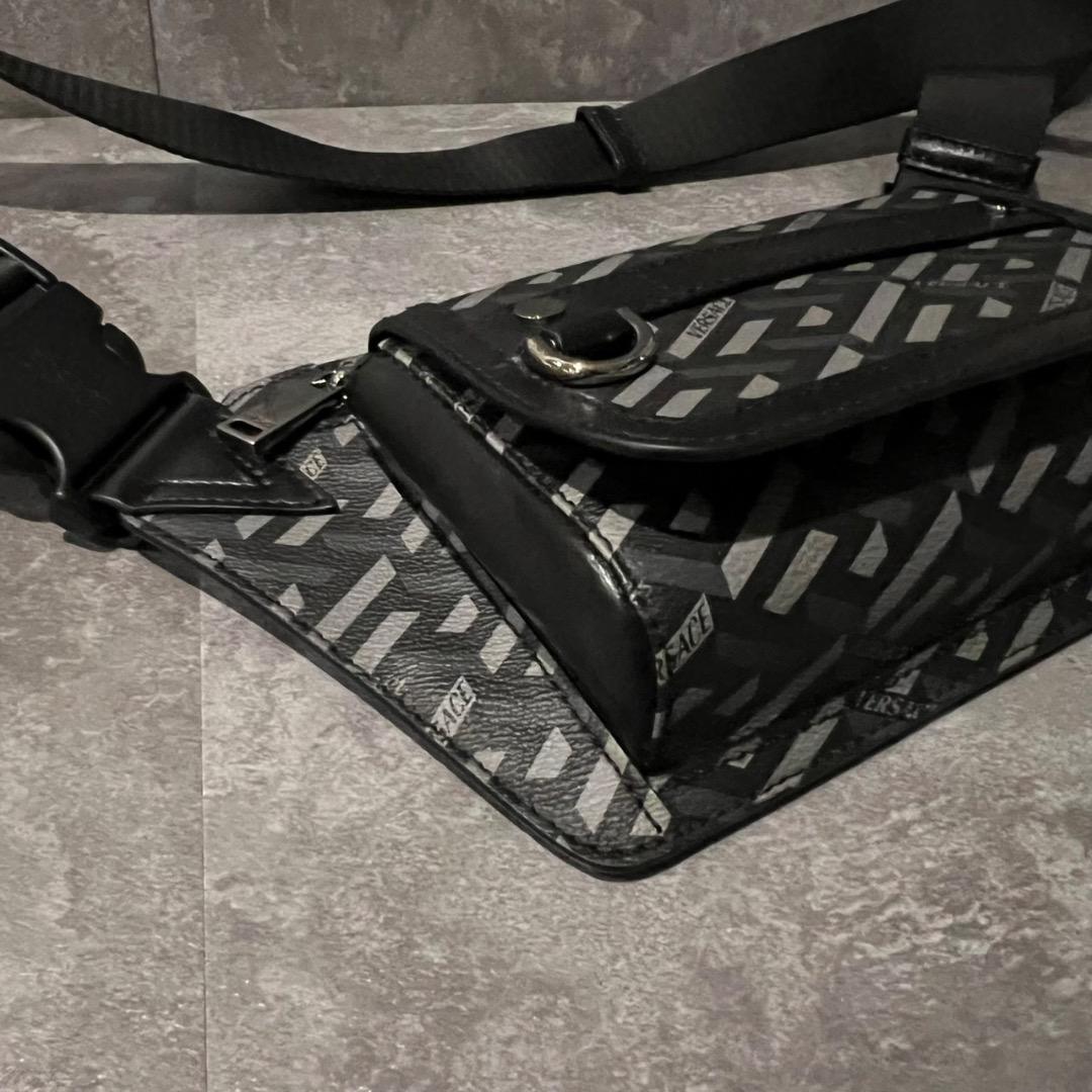 ⭐️VERSACE⭐️ ヴェルサーチ ロゴ総柄 ボディバッグ グレー ブラック