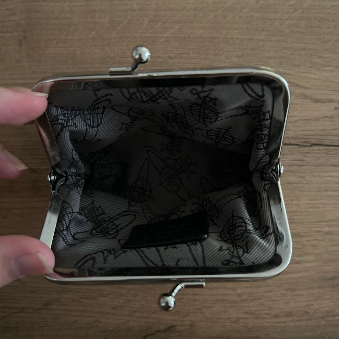 ヴィヴィアンの黒いケース