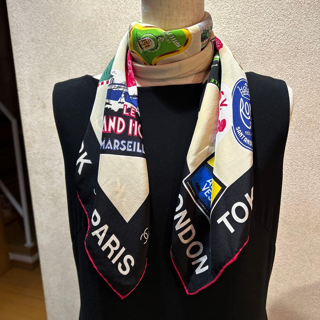 シャネル、世界のホテル、とてもレアなスカーフです。