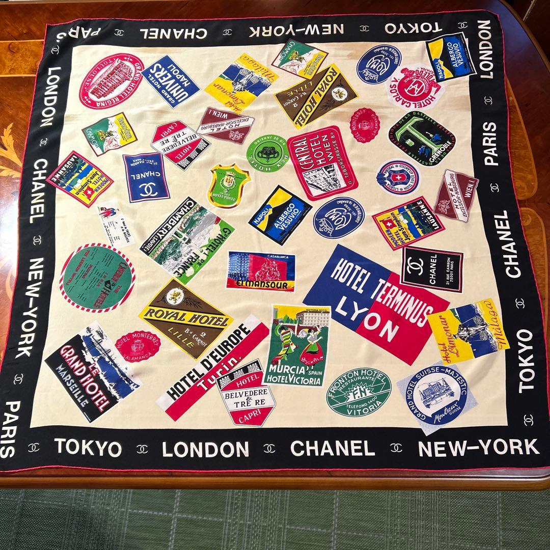 シャネル、世界のホテル、とてもレアなスカーフです。