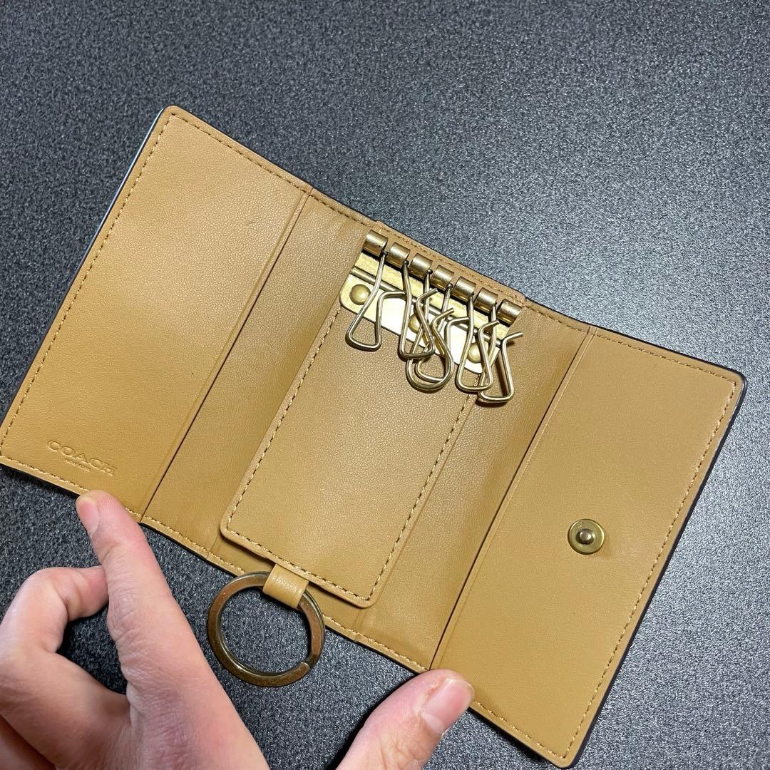 COACH コーチ チェリー柄 キーケース　ホワイト　ペブル