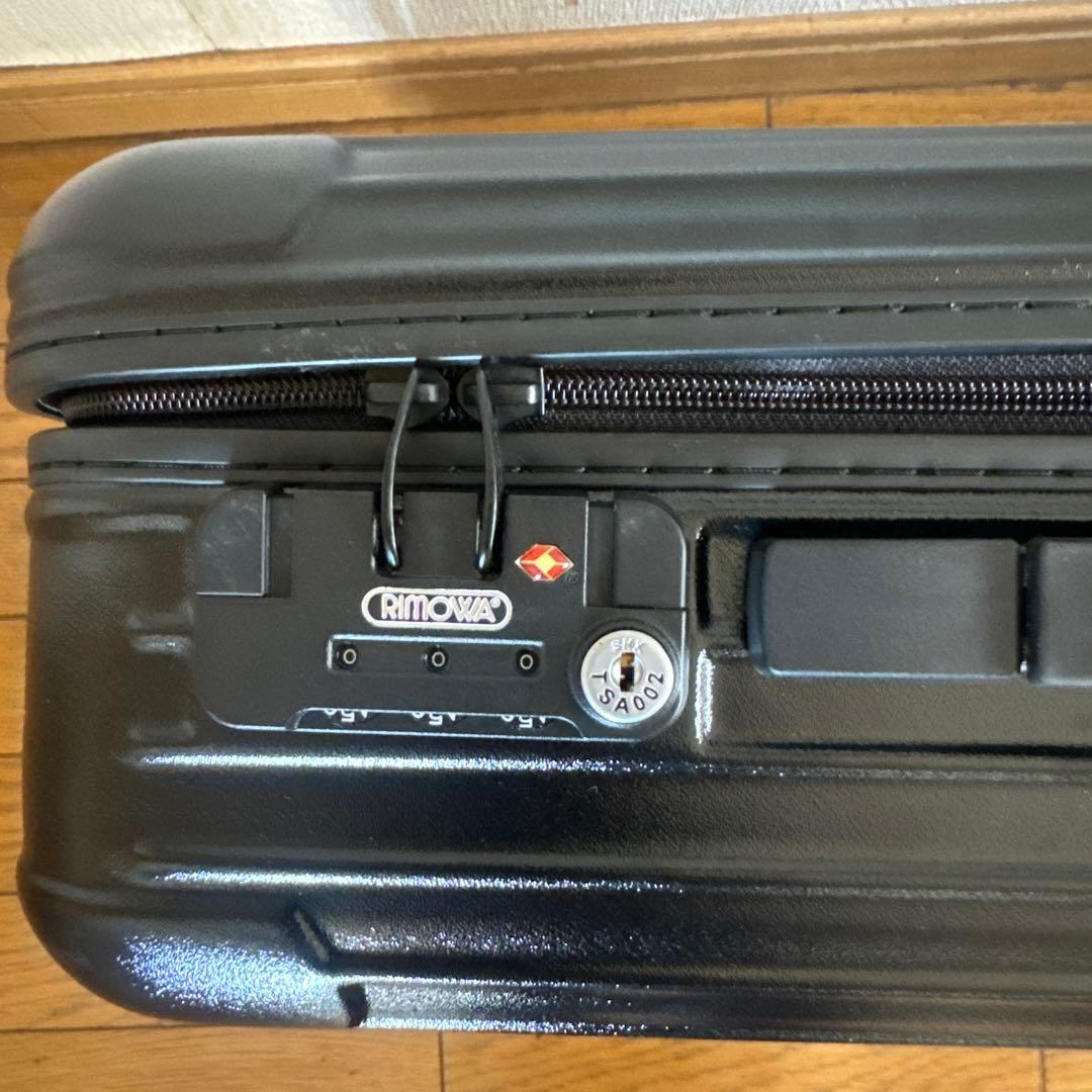 RIMOWA リモワ　サルサ　ブラック　黒35 L 。