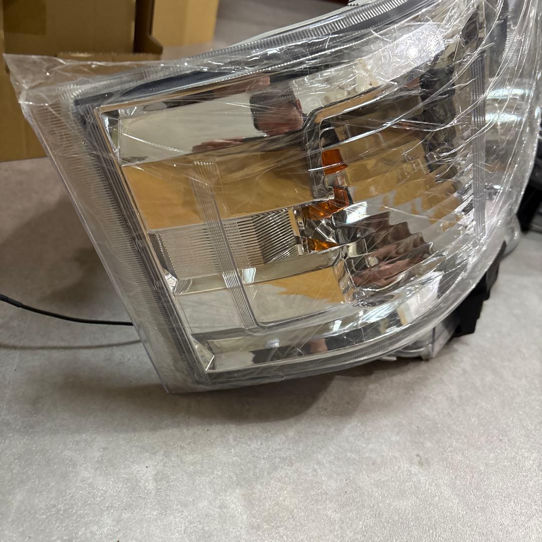 新品未使用 純正タイプ ハイエースLEDヘッドライト 左右セット 社外品