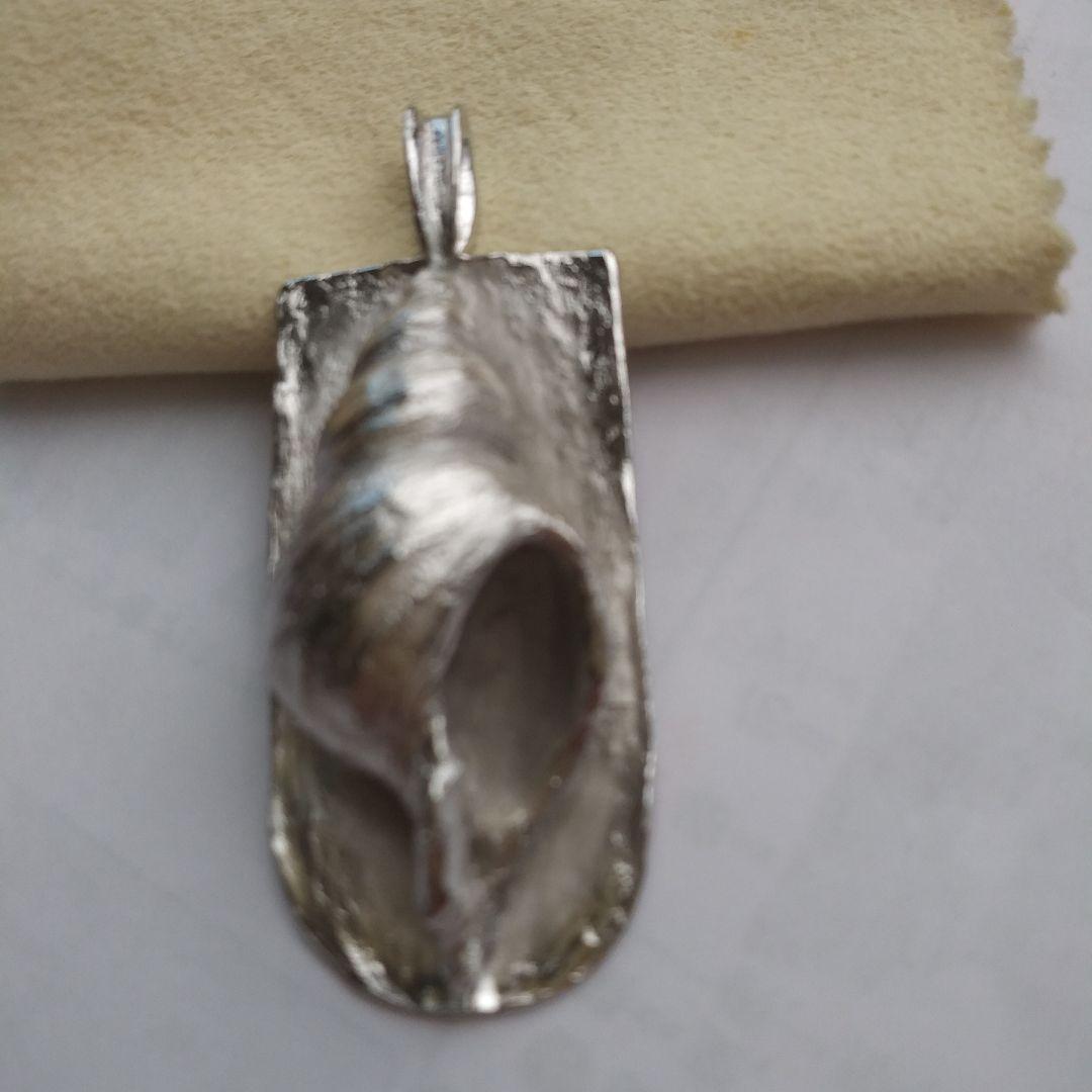 岩倉康二　作　プレート巻貝モチーフペンダントトップ