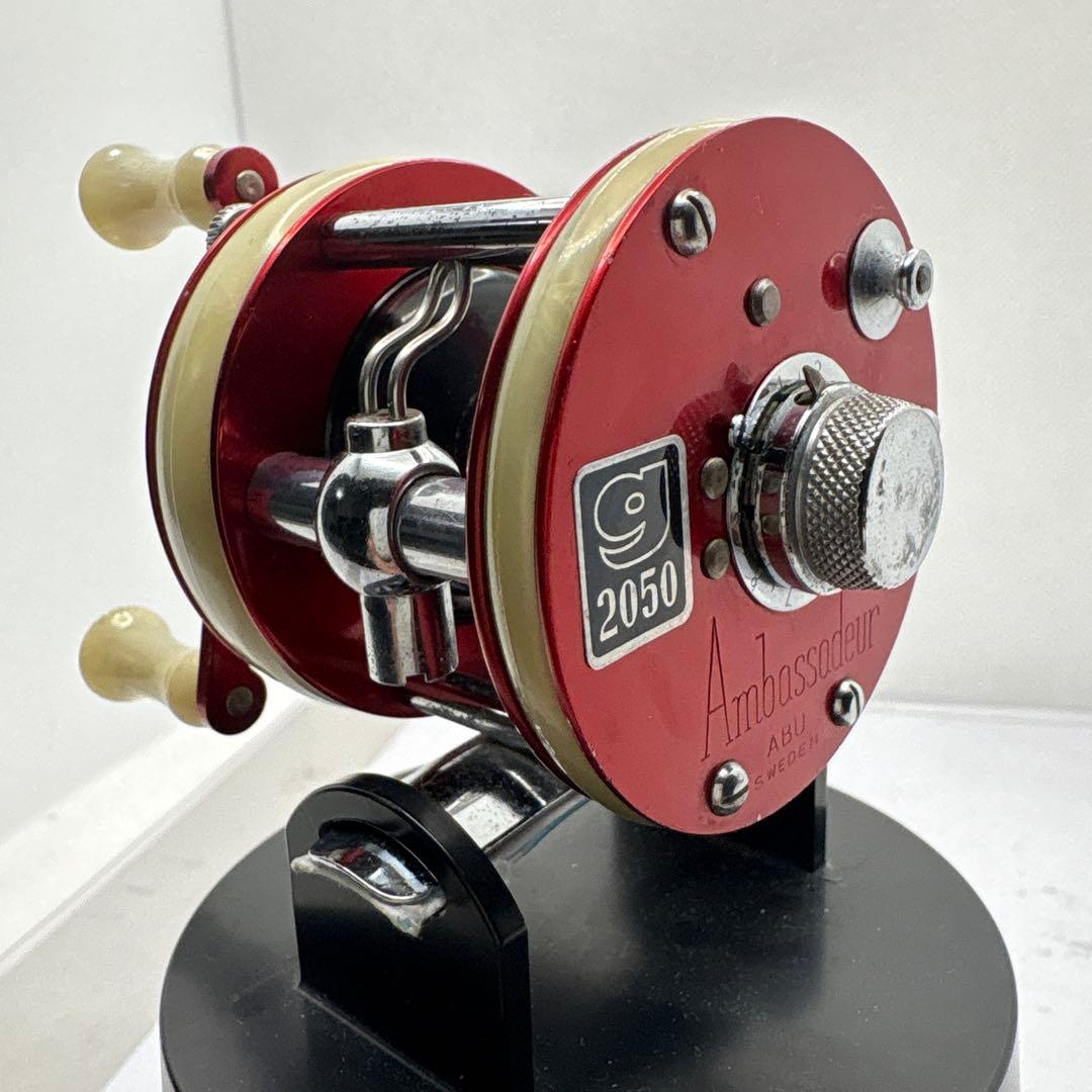 アブ2050 ベイトリール 赤/クリーム
