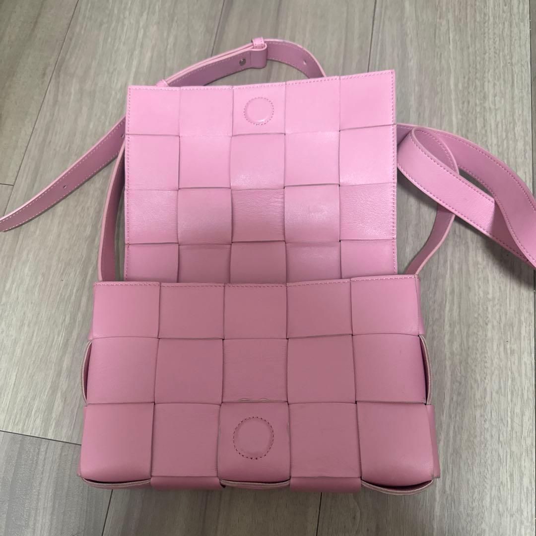 BOTTEGA VENETA ピンク ボディバッグ BOTTEGA VENETAのピンクレザー製