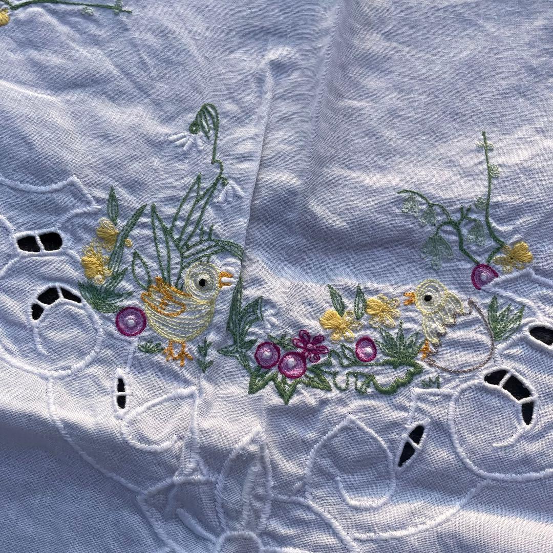 フランス　アンティーク　ひよことお花の刺繍　テーブルクロス