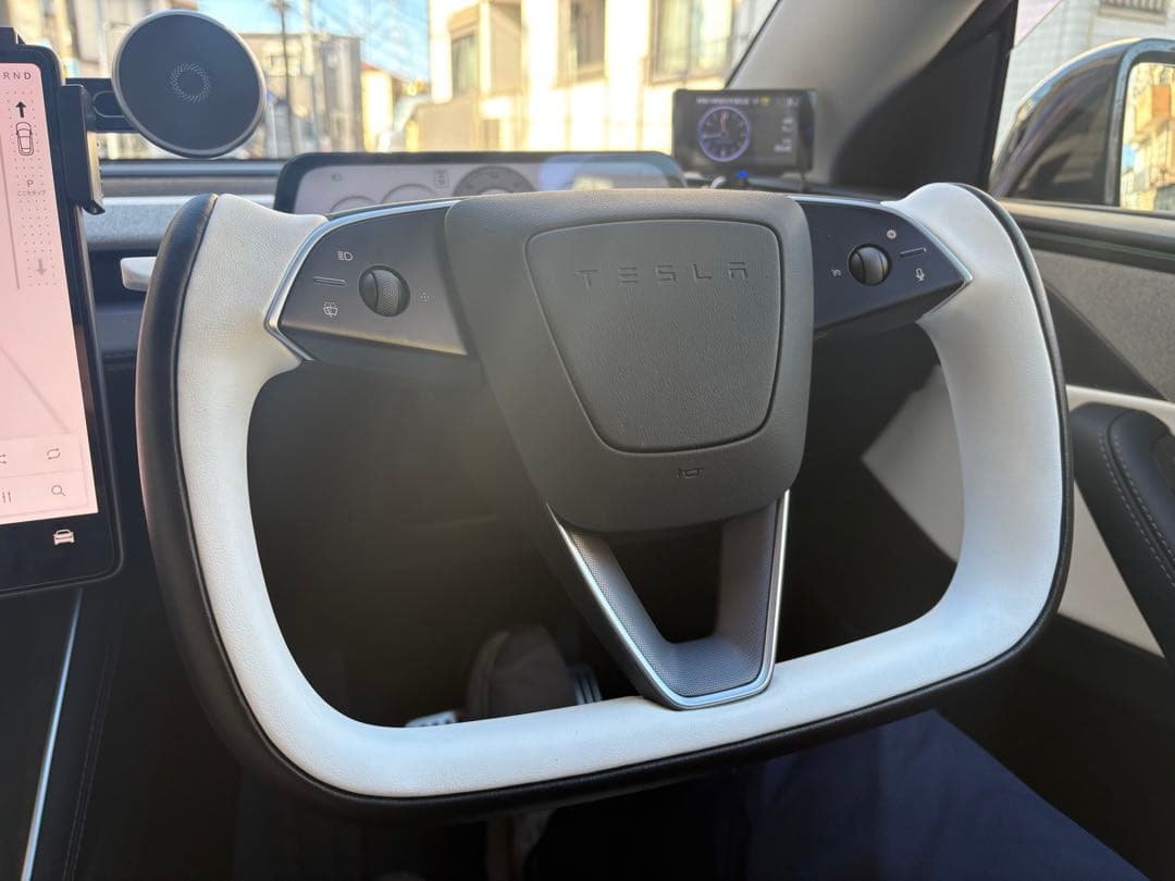 Tesla モデルyジュニパー用　ヨーク型ステアリング ホワイト/ブラック高級品