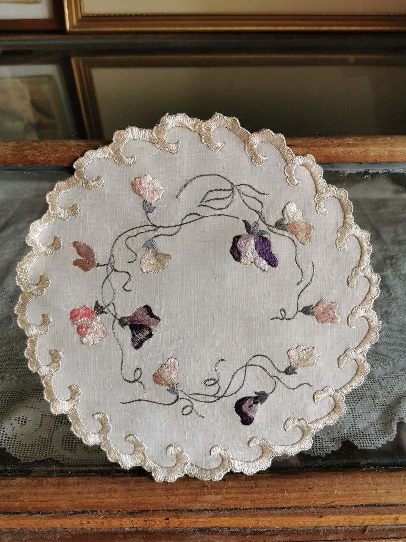 アンティーク ソサイエティシルク手刺繍 スィートピー 菫 スカラップドイリー