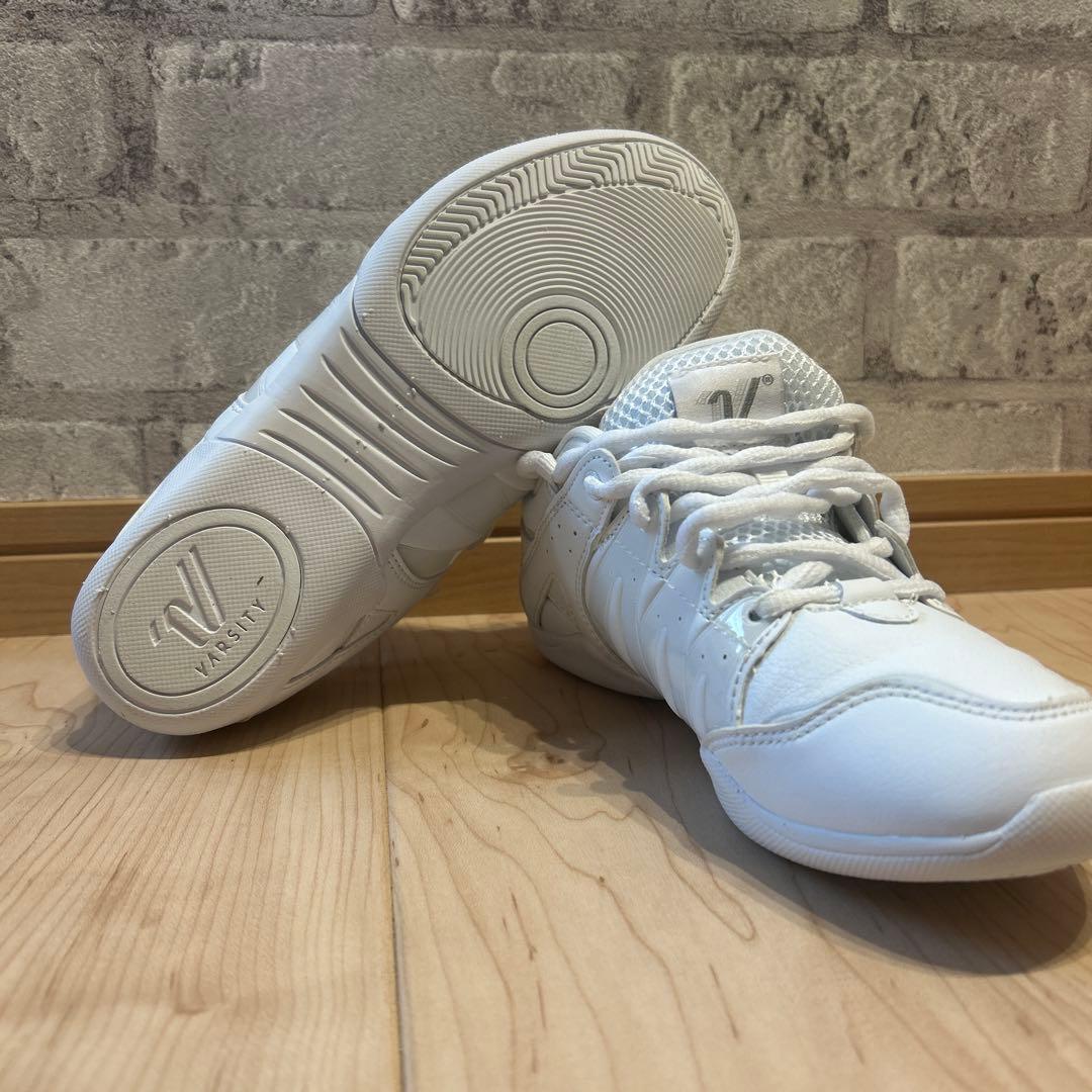 チアシューズ　バーシティ