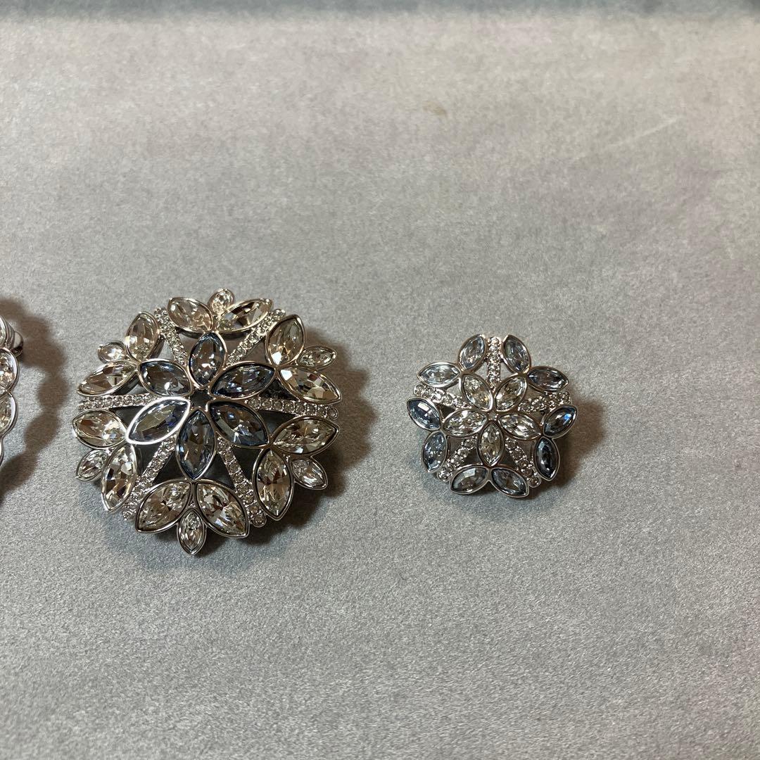 SWAROVSKI GINETTE ブローチ - メルカリ