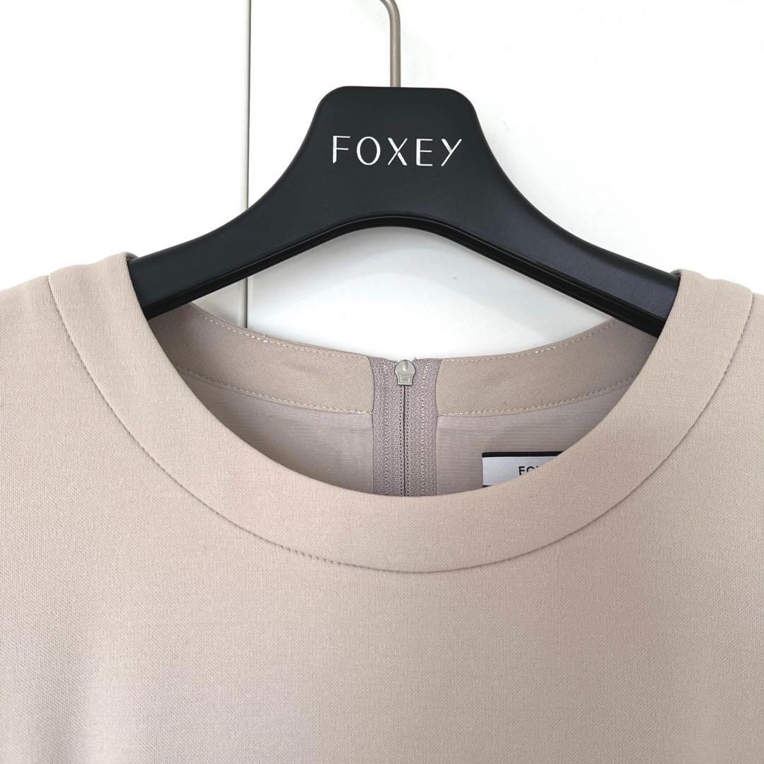 【新品未使用】FOXEY ワンピース　ローレル　ベージュ　38サイズ　タグ付