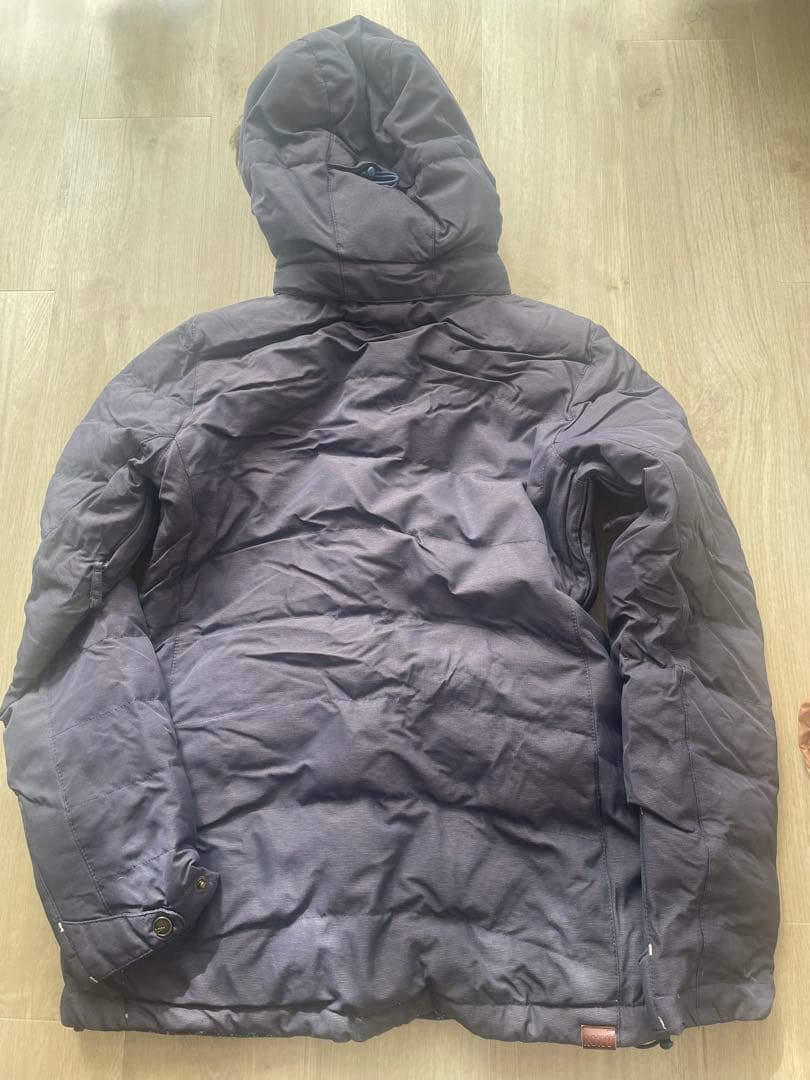 ネイビーのジャケットとオレンジパンツセット