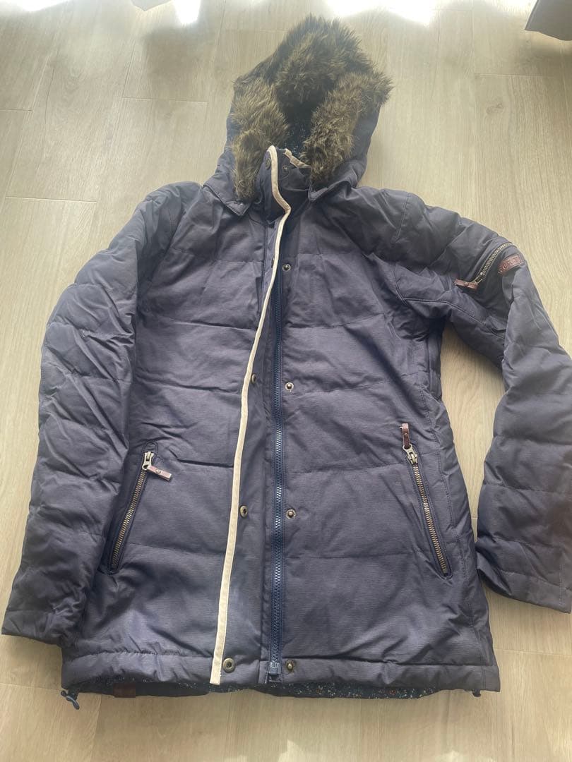 ネイビーのジャケットとオレンジパンツセット