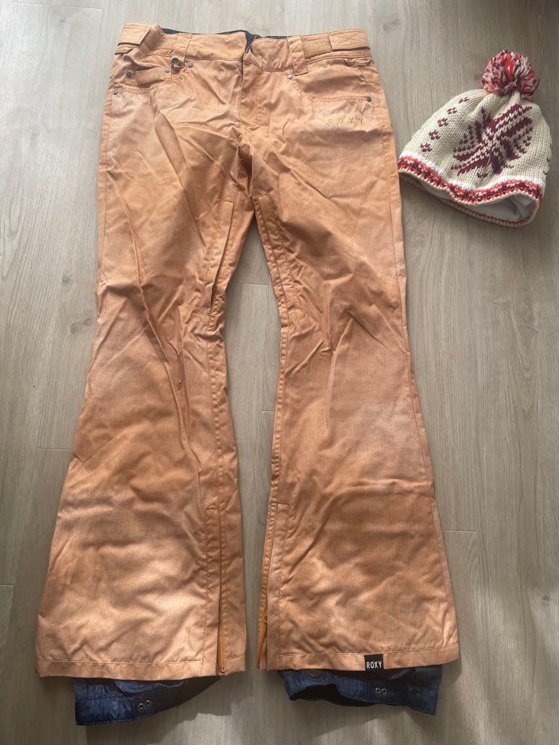 ネイビーのジャケットとオレンジパンツセット