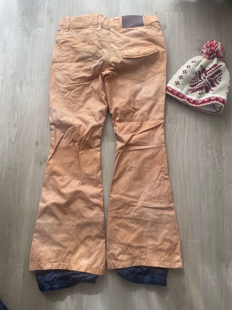 ネイビーのジャケットとオレンジパンツセット