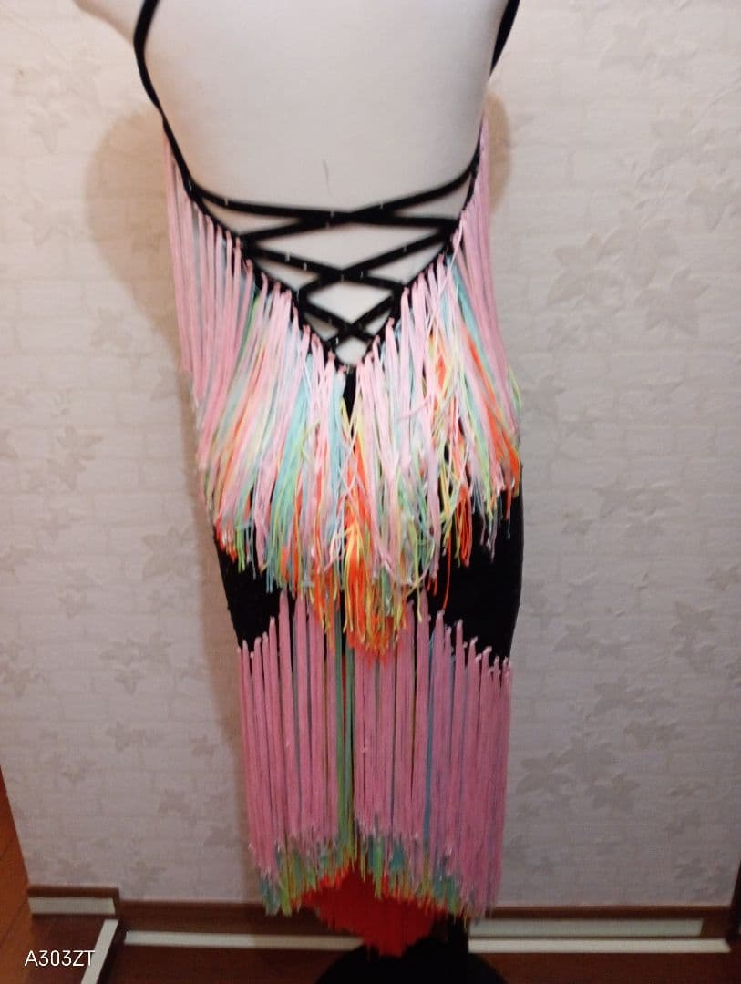 ジャンティ, フリンジ付きラテンドレス