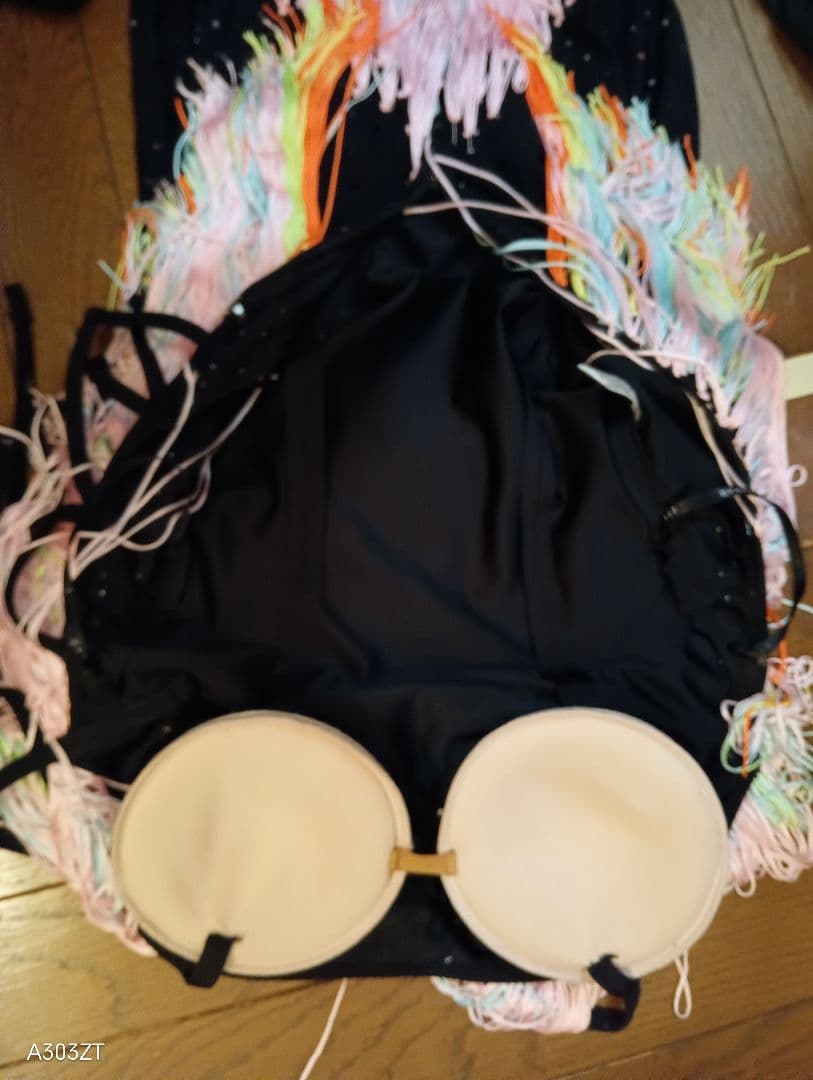 ジャンティ, フリンジ付きラテンドレス