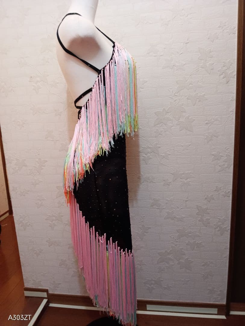 ジャンティ, フリンジ付きラテンドレス