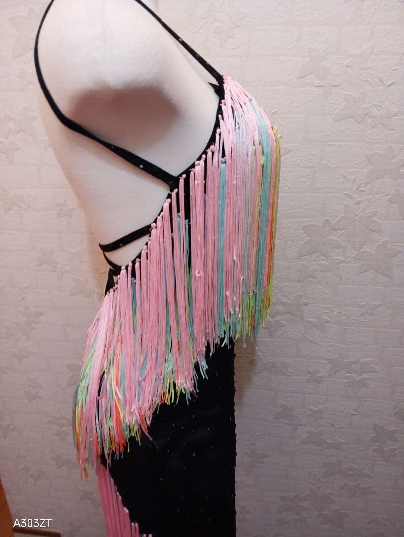 ジャンティ, フリンジ付きラテンドレス