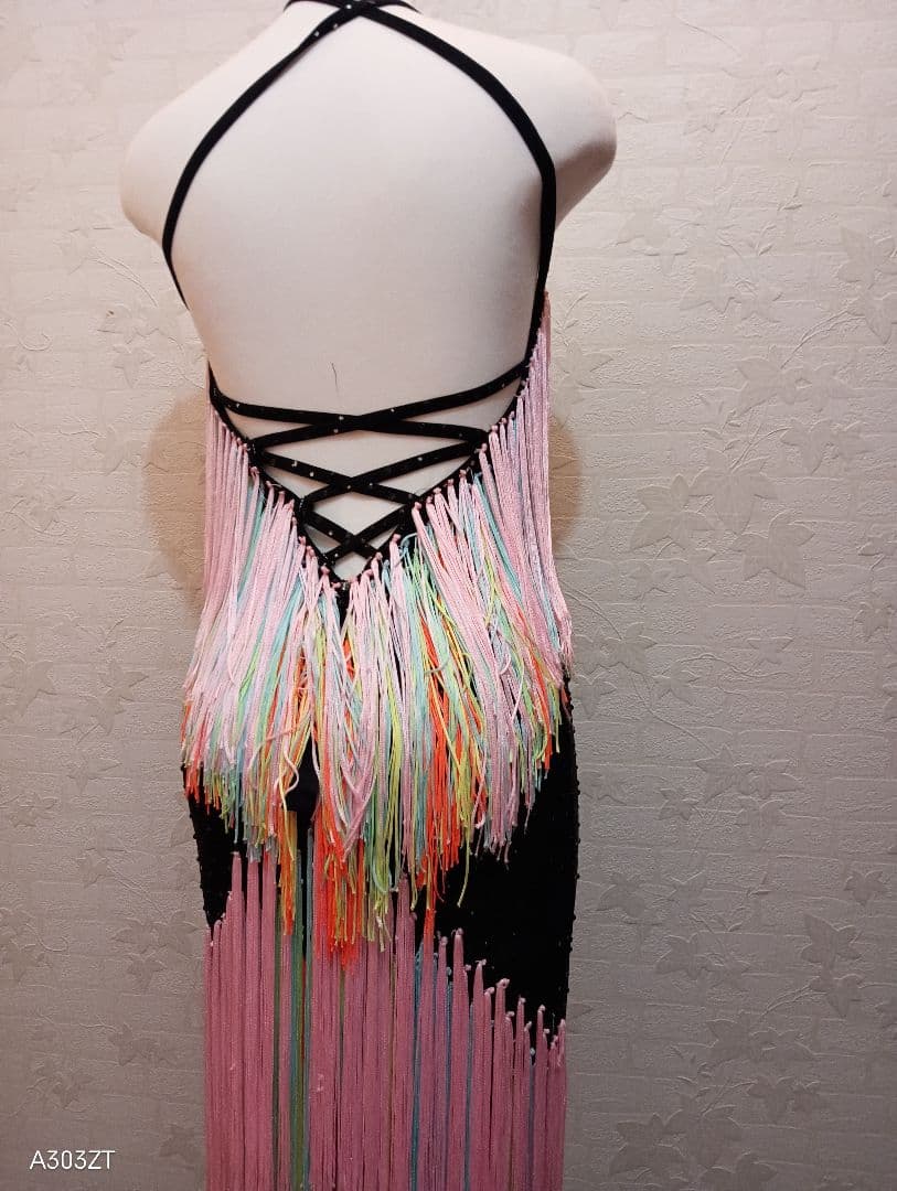 ジャンティ, フリンジ付きラテンドレス