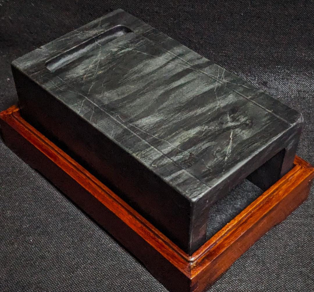 【歙州太史硯】◆水波紋・眉子紋・銀線・銀華紋の蒼黒美石◆約八吋◆唐木箱◆龍尾山