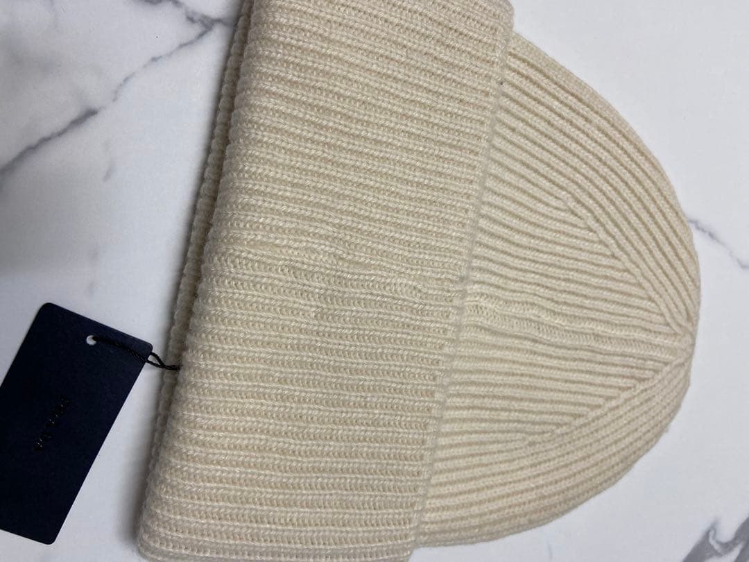 新品未使用PRADA 白ニット帽