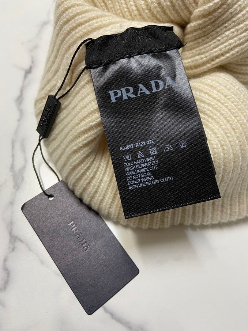 新品未使用PRADA 白ニット帽