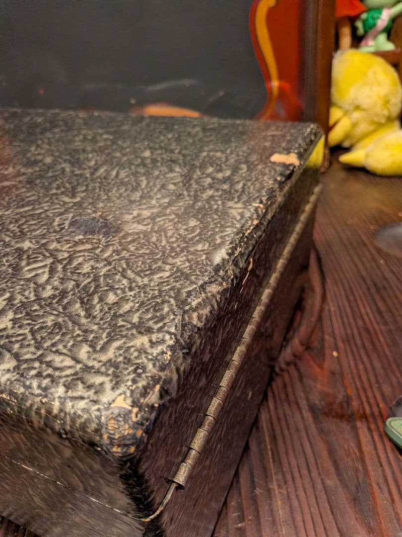 B*A様 パラゴン (Paragon) のポータブル蓄音機です。﻿