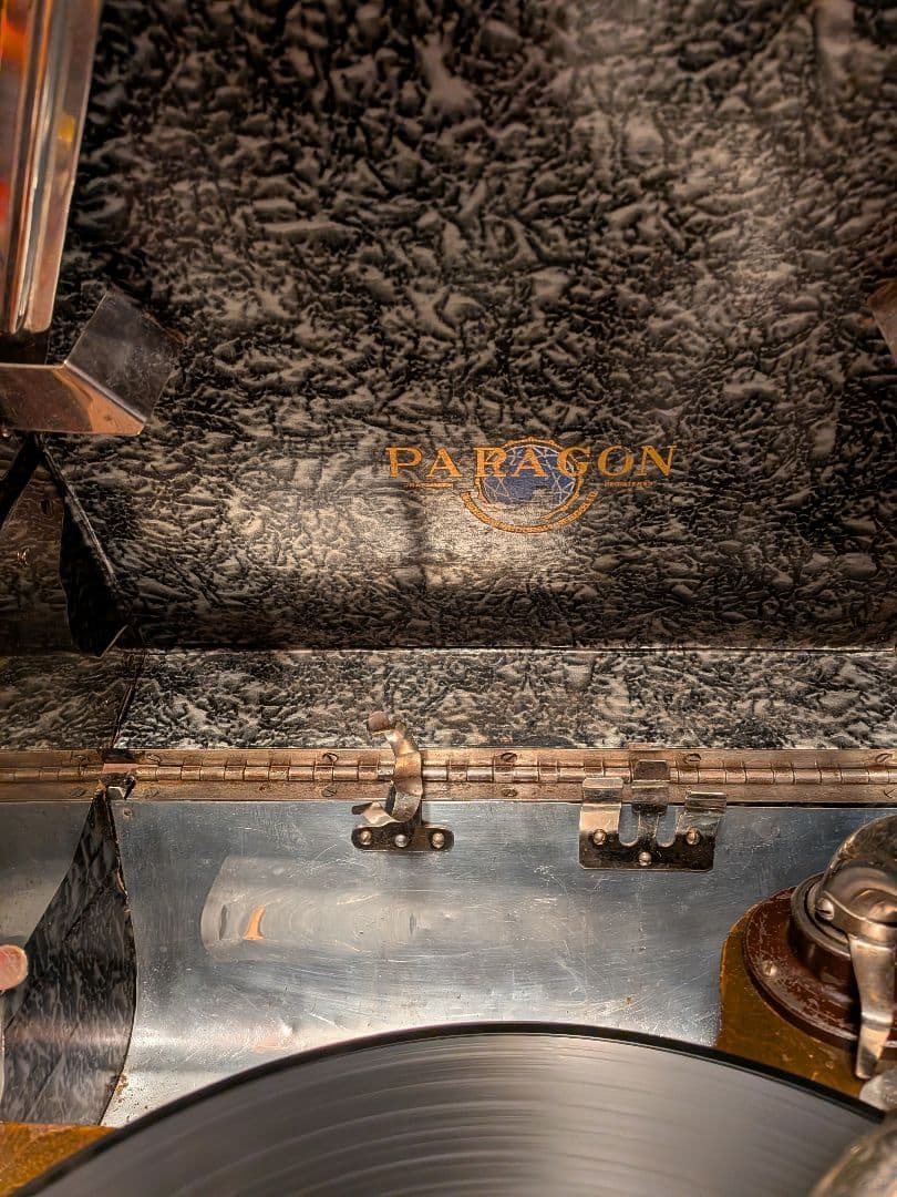 B*A様 パラゴン (Paragon) のポータブル蓄音機です。﻿