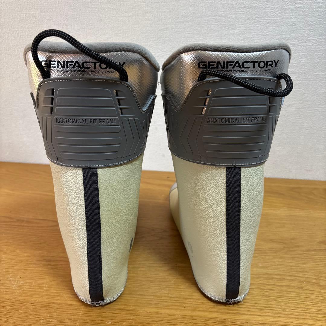 美品　22-23GEN(ゲン厳) 26-26.5cm スキーブーツ307mm