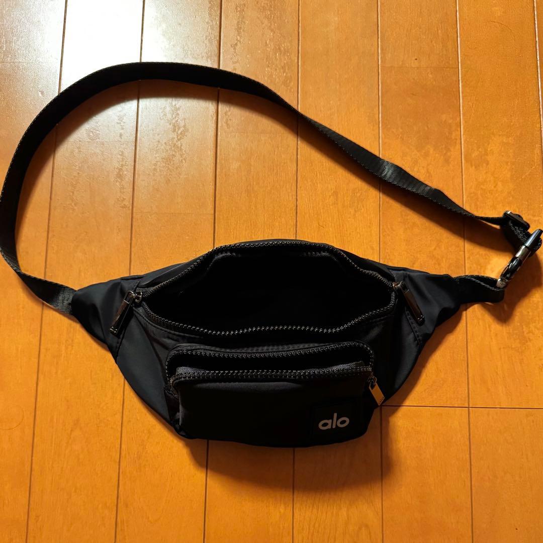 alo yoga ボディバッグ