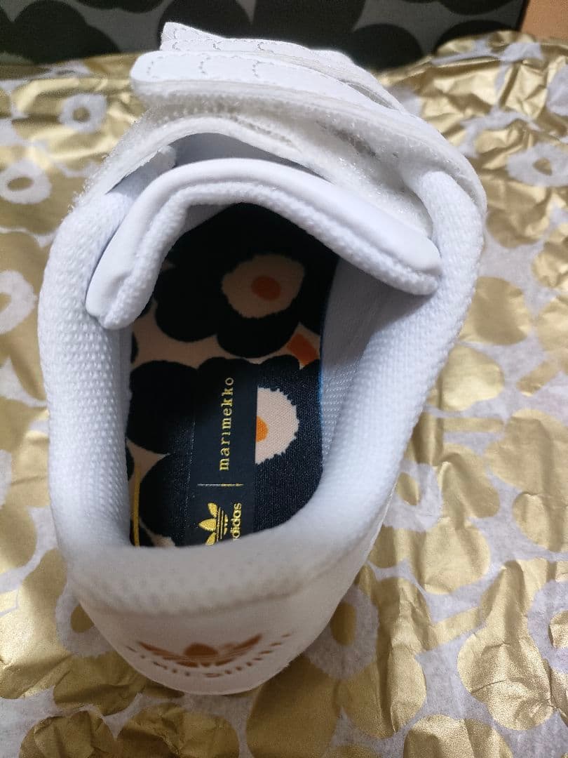 adidas marimekko キッズ　スニーカー　マリメッコ　アディダス