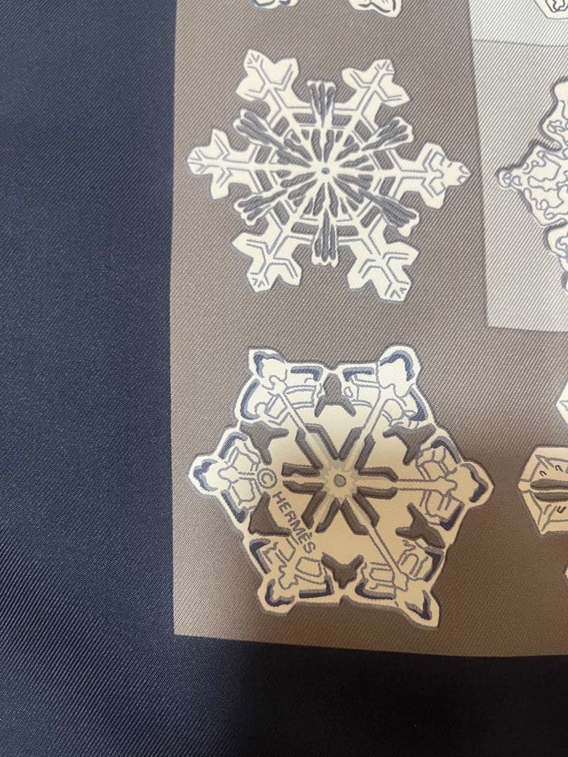 エルメス カレ90 FEUX DE L'HIVER 雪の結晶 グレー／ネイビー - メルカリ
