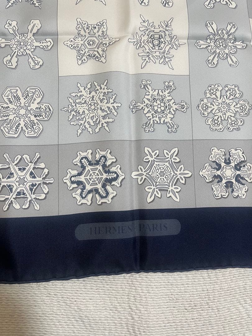 エルメス カレ90 FEUX DE L'HIVER 雪の結晶 グレー／ネイビー - メルカリ