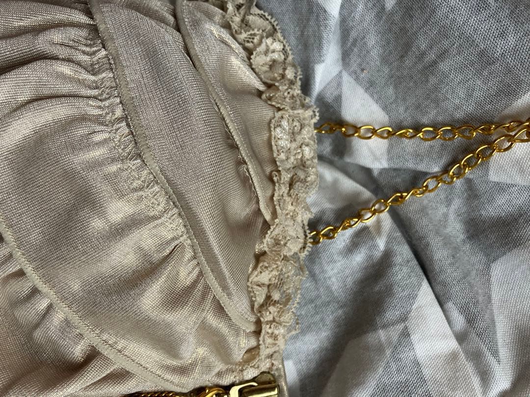 フリル付きベージュ見せブラ新品タグ付きM