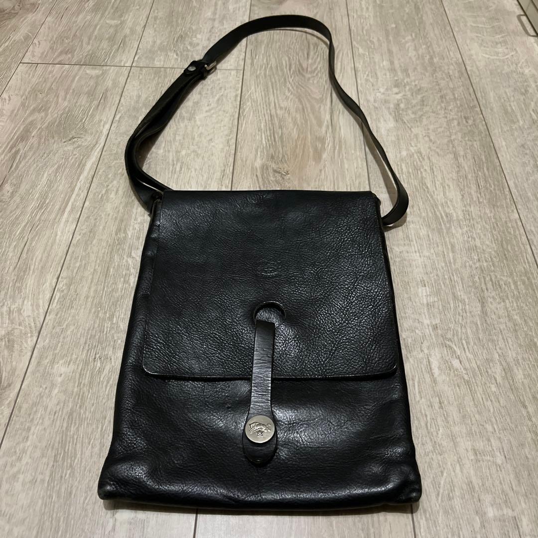 おふじ様⭐︎ IL BISONTE ブラックレザーショルダーバッグ