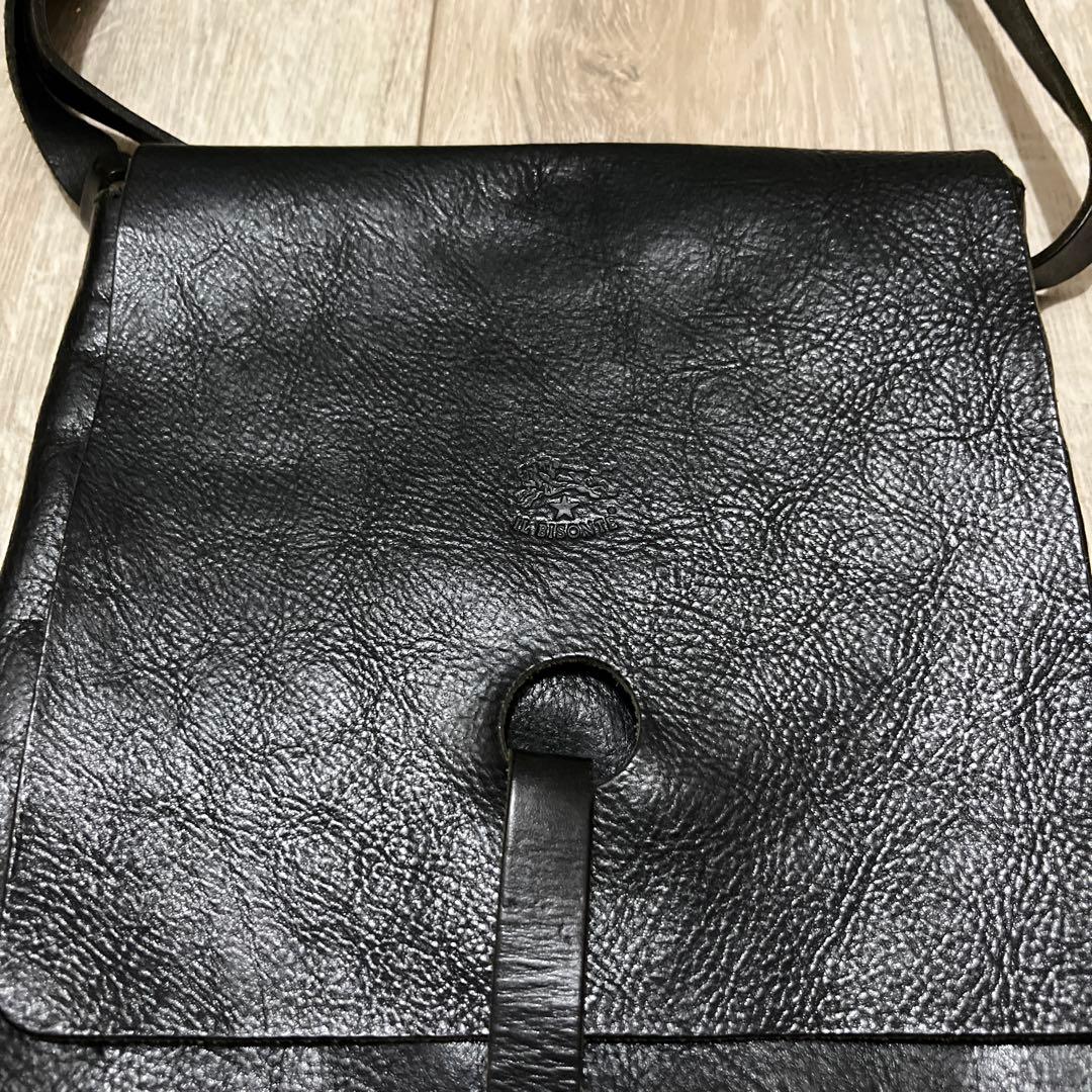 おふじ様⭐︎ IL BISONTE ブラックレザーショルダーバッグ