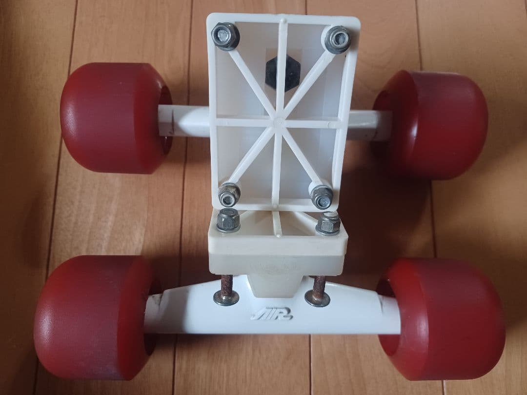 新品未使用品AIR スケートボードトラック ホワイト/レッド