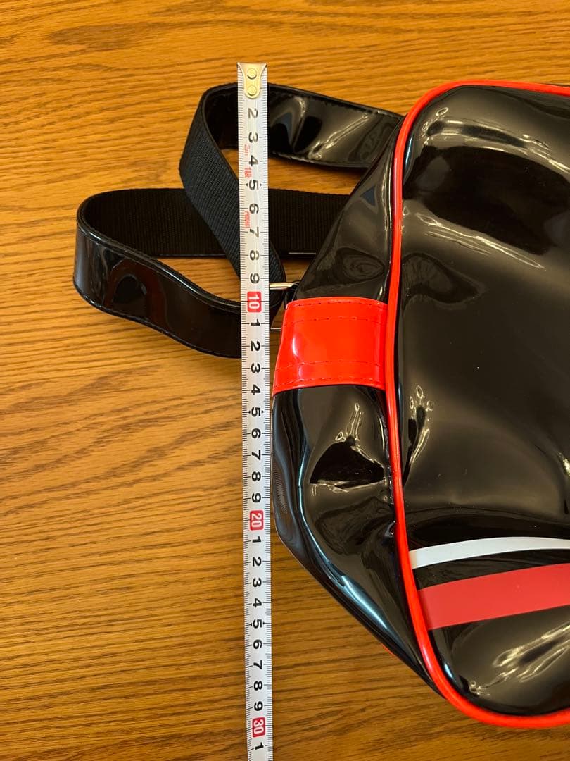 未使用品 美品 バイエルンミュンヘン エナメルバッグ 黒 赤 ブランドロゴ