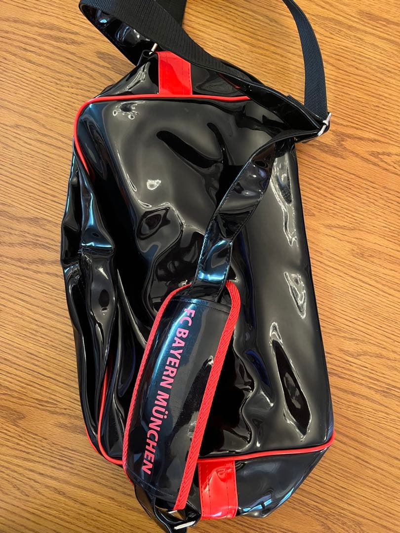 未使用品 美品 バイエルンミュンヘン エナメルバッグ 黒 赤 ブランドロゴ