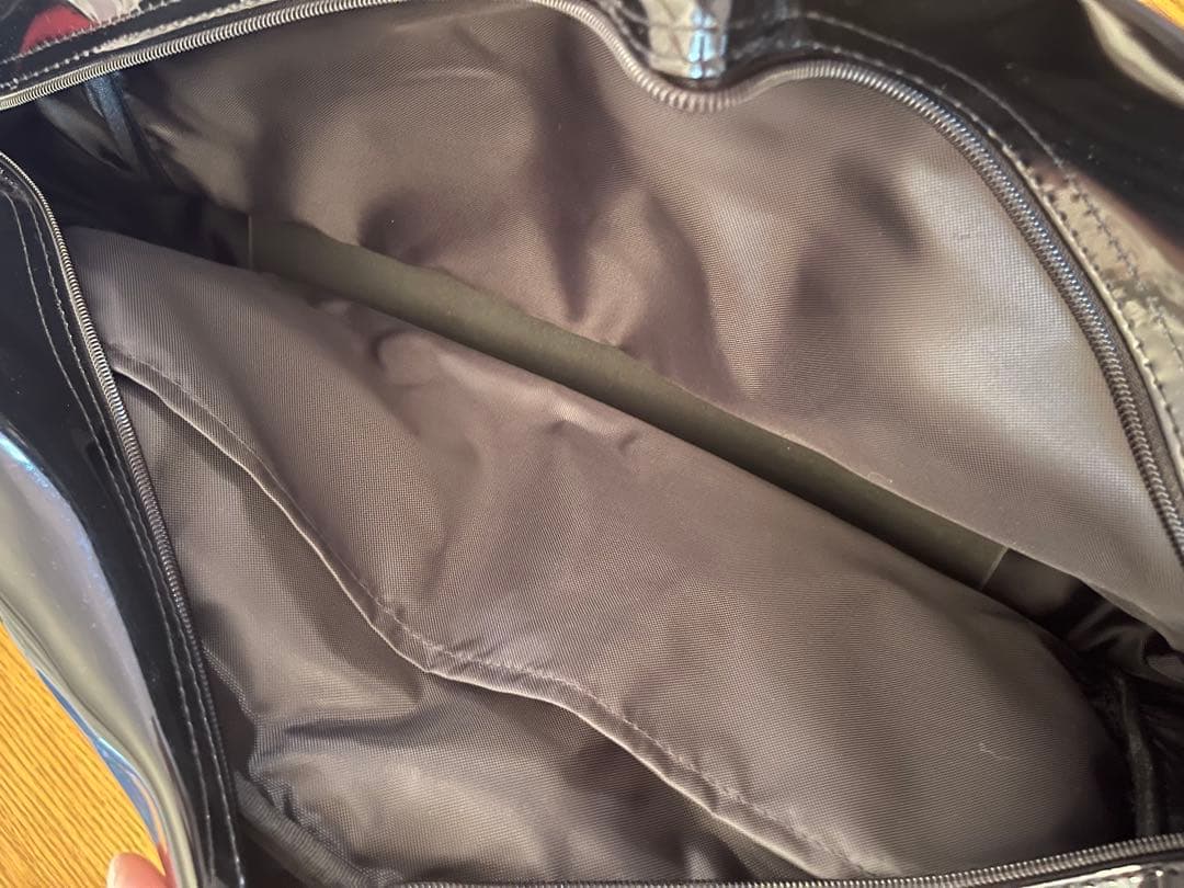 未使用品 美品 バイエルンミュンヘン エナメルバッグ 黒 赤 ブランドロゴ