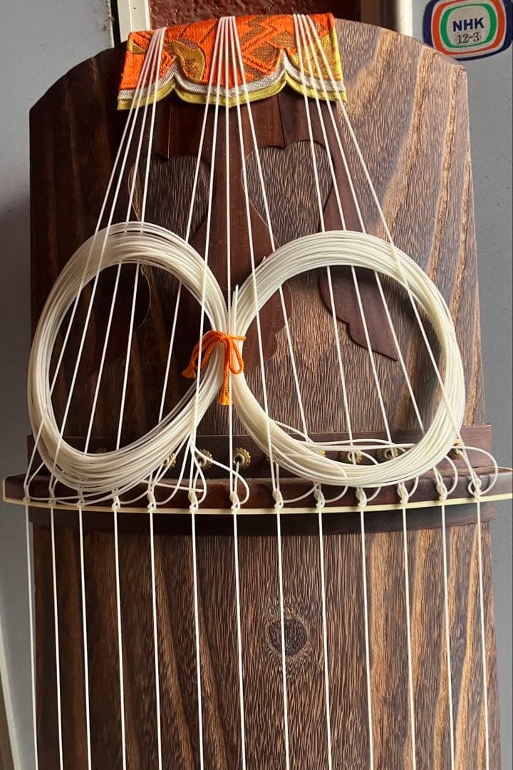 こお琴です。13￼弦 並甲 すだれ彫り 琴柱、猫足、譜面台、チューナー