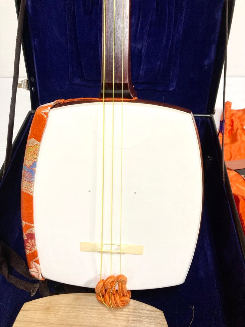 に*ぇ様 美品◆民謡三味線◆紅木 中棹 皮破れ無し 鼈甲撥／駒／指掛け／三つ折り