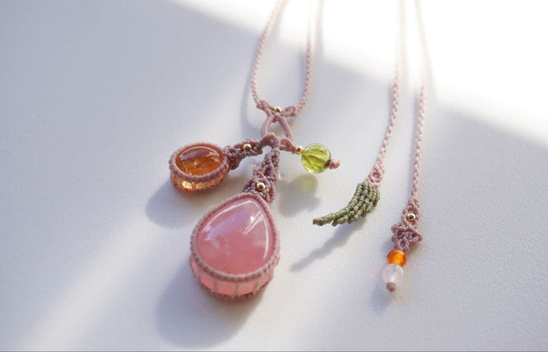ディープローズクォーツ　シトリン　ペリドット　揺れる　マクラメ　ネックレス