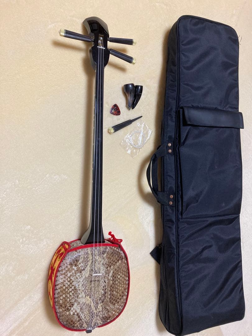 三線 蛇皮　赤金模様 ソフトケース付き