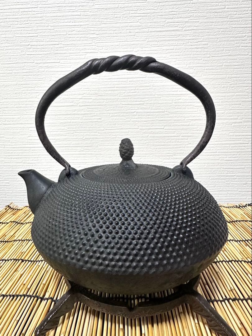 ほぼ未使用品 南部名工金秀 及春鋳造捻鉉算盤形アラレ南部鉄瓶 南部